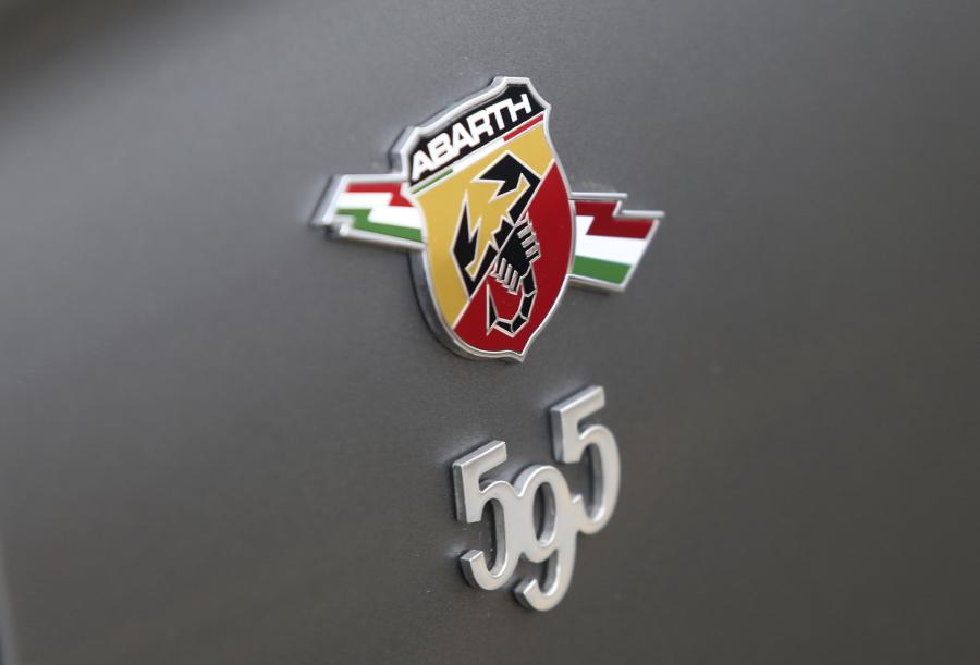 Логотип Abarth 595 Competizione 2014 года  (AU) (фото 17 из 26)
